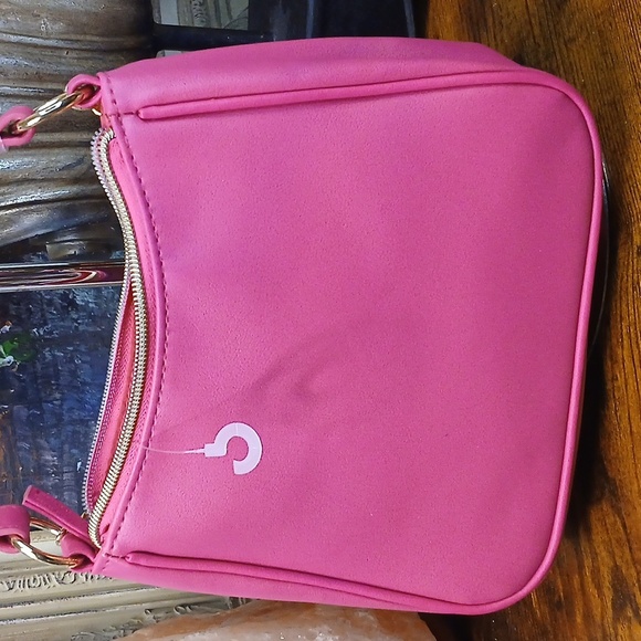 Brand New No Tags Juicy Couture Fuchsia Shoulder Bag with Gold Chain - Picture 8 of 11